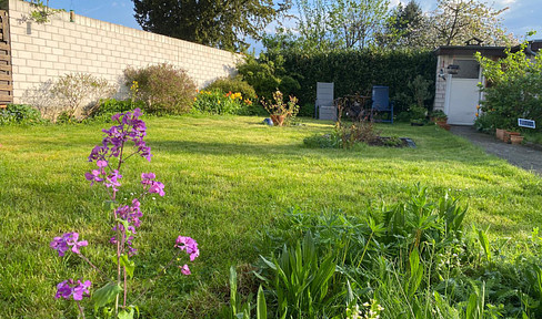 Mediterrane, helle Erdgeschosswohnung mit Traumgarten und Wohnküche