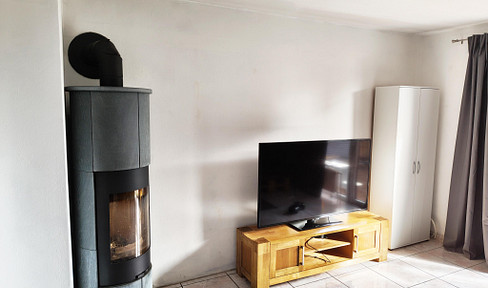 Terraced house with garden, fireplace, and double carport, located in the center of Apensen.