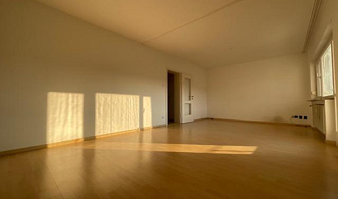 Spacious 2-room apartment in a central location with a sunny balcony, located in the southwest.