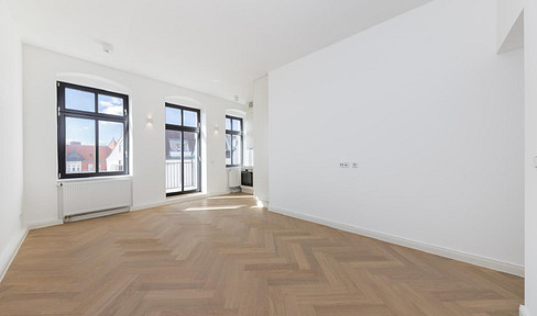 Completely renovated historic building | 3 rooms with panoramic views | 2 balconies | Equipped kitchen included | Elevator | Excellent transport links.