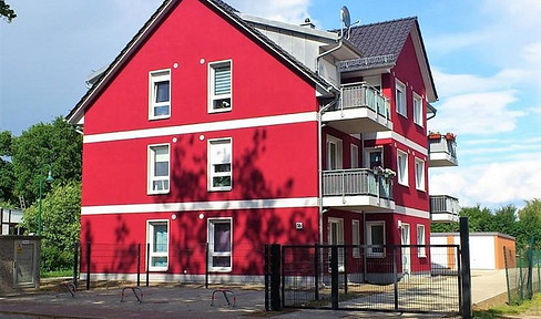 Attention investors! Residential and commercial building with a garage complex and land for sale in Ahrensfelde.