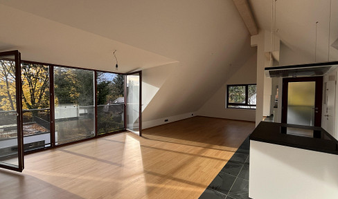 Bright, spacious 3-room attic apartment located in the heart of Munich-Waldtrudering.