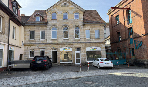 Attractive commercial space in Bayreuth – featuring a large, bright window frontage and a separate storage room.