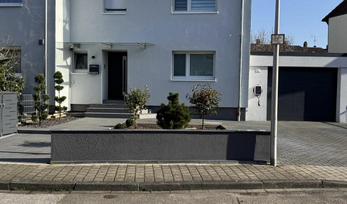 Kernsaniertes Reihenendhaus mit 2 Garagen