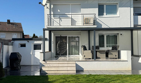 Completely renovated terraced house with 2 garages.