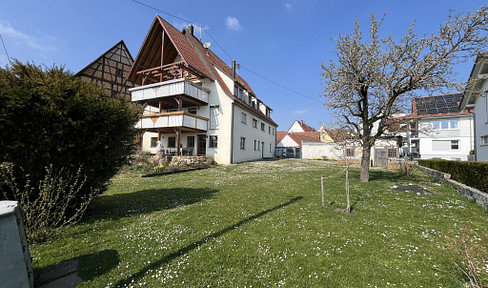 Spacious 5-room apartment in Baisingen: 170 square meters, 2 bathrooms, wood-burning stove, and a view.