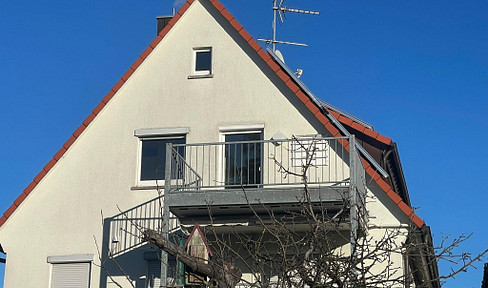 Bright, 3-room apartment with a sunny balcony, a share of the garden, and a bathroom with natural light, located in a three-family house.