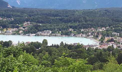 Annual rent for a small, top-quality holiday bungalow in Velden, with a beautiful view of the lake. Ideal, sunny location (lake 30 meters, castle 300 meters).