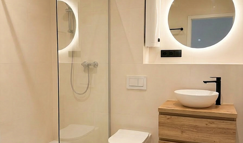 NEU sanierte 2-Raum-Wohnung mit Einbauküche, Balkon, Aufzug  – Wohnen im Grünen und zentrumsnah