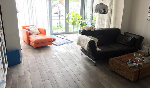 Beachfront 3-room apartment in a quiet, dead-end street – with 2 balconies and a small view of the water.