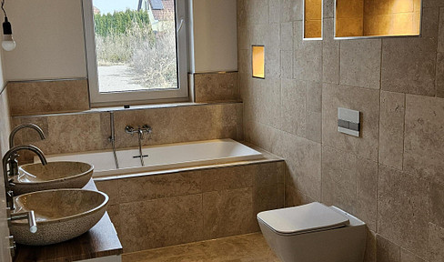 High-quality new-build bungalow, available for immediate occupancy, bathroom with natural stone tiles, fitted kitchen, located in Zossen.