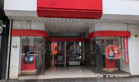 Retail space in a high-traffic pedestrian zone – 7 meters of storefront window display – 100 square meters.