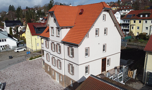 Spacious 3-room apartment, brand new after a complete renovation, located in the heart of Lorch.