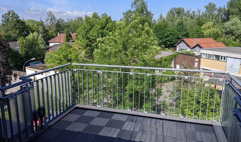 Zentral Lage mit Blick ins Grüne - Lichtdurchflutete Wohnung mit Dachterrasse & Wallbox