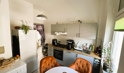 3-Zimmer-Wohnung in Stilaltbau mit EBK (WG möglich)