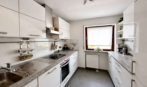 Bright 3-room apartment near Volkspark, including fitted kitchen.
