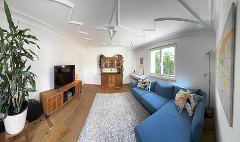 Newly renovated 2.5-room apartment (87.5 square meters) with a large terrace.