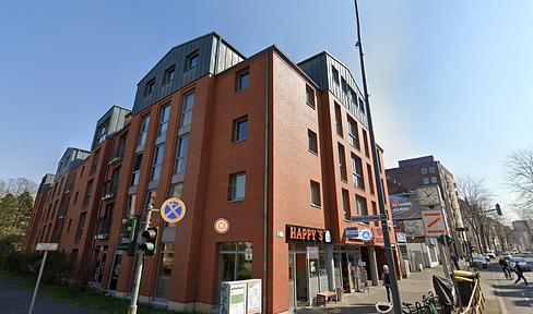 Quiet 4-room apartment in Nippes with elevator and balcony, no agency fees.