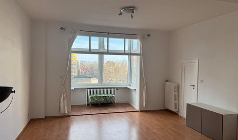 Well-proportioned 1-bedroom apartment in Charlottenburg.