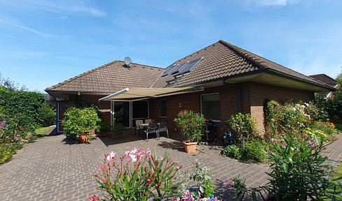 Living on the North Sea: Detached house in Vollerwiek, near Sankt Peter-Ording, available without commission.