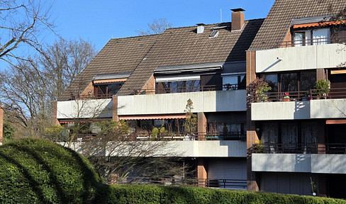 Traumhafte Dachgeschosswohnung mit Kamin, zwei Balkonen und Blick ins Grüne