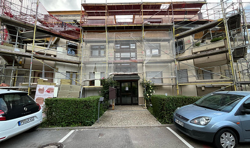 Brightly renovated 1-bedroom apartment with elevator, fitted kitchen, and cellar.