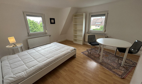 Schönes, helles Zimmer in Frauen-WG mit modernen Möbel