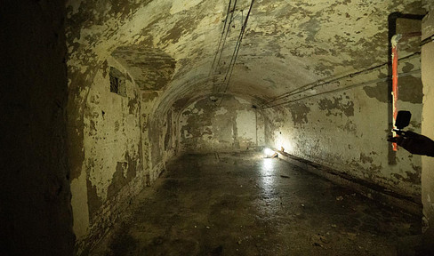 Unique investment opportunity: 1,000 m² of historic warehouse vaults in the center of Duisburg.