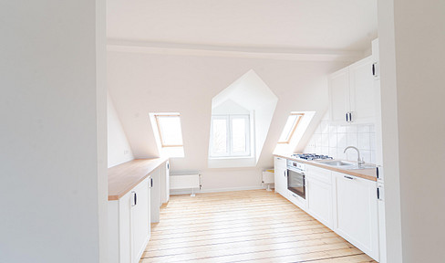 Charming attic apartment - renovated, with a new fitted kitchen and separate storage space in Lübeck.