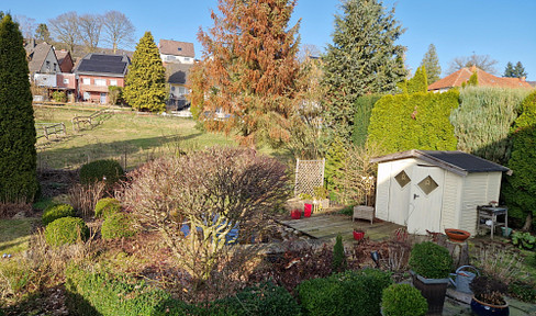 Nature enthusiasts and forest lovers – a 1,300 cubic meter property in a green area, with a small house.