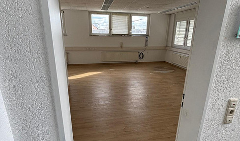 87 square meter office space with 2.5 rooms, located in an industrial area in Magstadt.