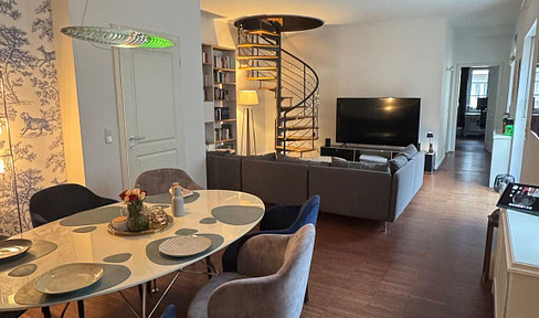 Sehr ruhige, 6-Zi-Altbau-Wohnung über 2 Etagen in Altbogenhausen im Rückgebäude, große Terrasse!