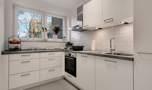 Beautifully renovated 3-room apartment with a balcony, elevator, and parking space in Hanover.