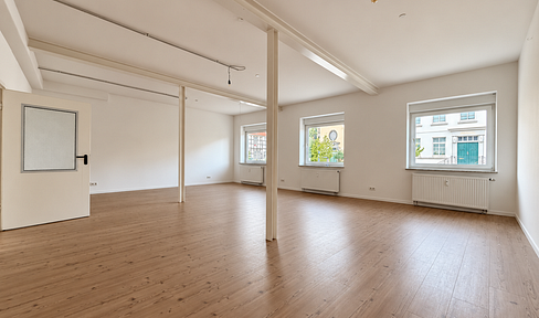 Modern, newly renovated loft apartment in Elze, featuring high ceilings and spacious living areas.