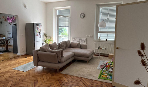 Spacious 2.5-room apartment with fitted kitchen and balcony.