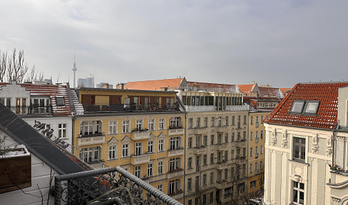 Furnished attic apartment with a balcony and a view of the TV tower - Temporary living in the Bötzowkiez neighborhood.