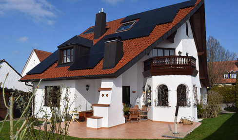 Exclusive, family-friendly villa in a prime location with a stunning garden – close to the university hospital.