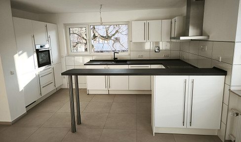 Brand new, renovated 5-room apartment with a new fitted kitchen.
