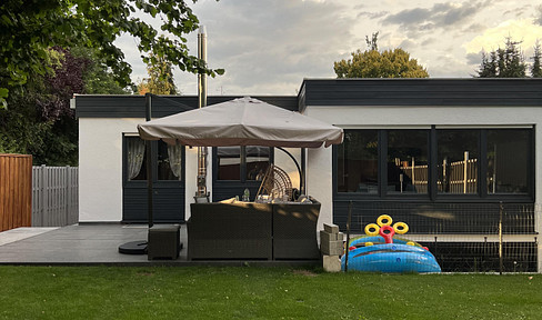 Bright and airy terraced bungalow with a garden and sauna, located in a quiet area.