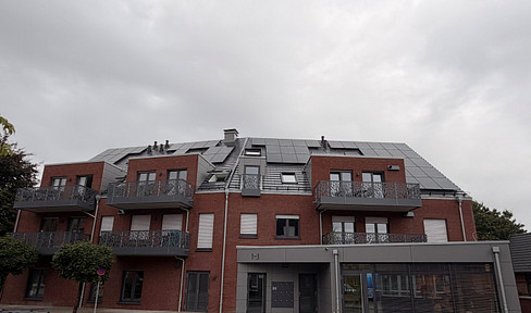 Comfortable living in a new building with an elevator, underground parking, and air conditioning.