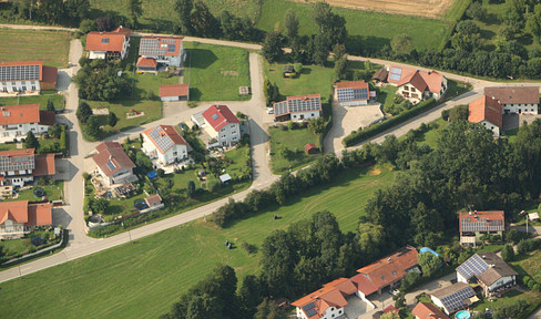 Building plot with no development restrictions, located on the edge of a family-friendly village, fully developed and without any obligation to build.
