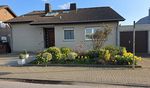 Large two-family house in a central location in Bedburg.