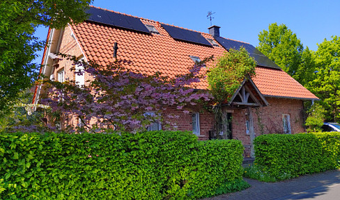 Energy-efficient detached house with a fireplace, solar panels, and a beautiful garden, located in the desirable area of Winnekendonk.