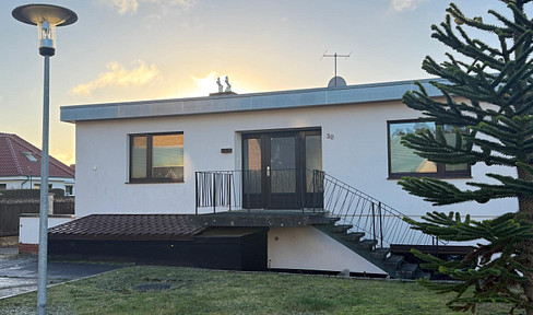 Detached house (with 3 living units) offering a variety of uses, for sale privately on the Baltic Sea.