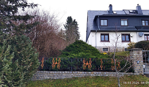 Semi-detached house in an ideal location, with a large garden.