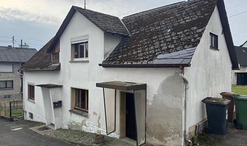 Detached single-family house in 56244 Hartenfels – requiring renovation.