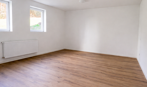 Completely renovated 2-room apartment with fitted kitchen and a large hallway – monthly rent includes electricity and heating.