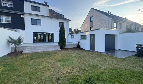 Leverkusen, Waldsiedlung: Bright, modern 6-room apartment, ready for occupancy.