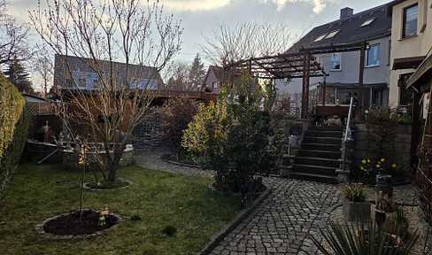 Charming terraced house with 5 rooms + a party basement in Dresden-Lockwitz, including a kitchen.