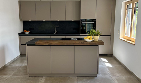 Apartment on multiple floors, flooded with natural light, featuring a built-in kitchen and 2 balconies, located in Markt Indersdorf.